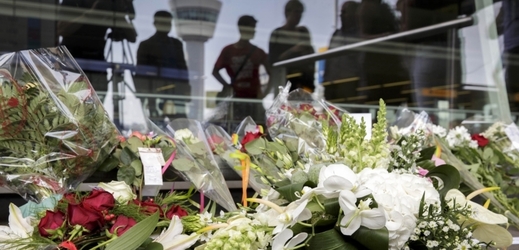 Lidé nosí na letiště Schiphol v Amsterdamu kytky, aby uctili památku obětí pádu letadla.