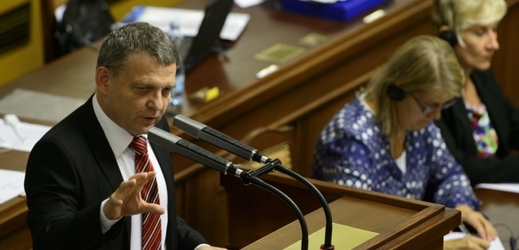 Ministr zahraničí Lubomír Zaorálek hovoří na schůzi sněmovny.
