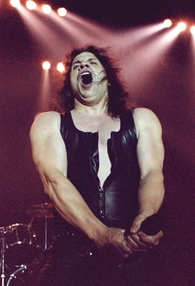 Zpěvák skupiny Manowar Eric Adams při koncertě ve Zlíně v roce 2002.