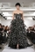 Nesmrtelná kombinace. Vrstvené černé šaty s bílými puntíky Oscar de la Renta představil letos v únoru.