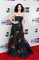 Zpěvačka Katy Perryová si na American Music Awards vybrala dlouhé černé šaty s kontrastními prvky.