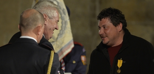 Režisér Robert Sedláček (vpravo) přišel na Hrad ve sportovní bundě. Obdržel od prezidenta Miloše Zemana medaili Za zásluhy.