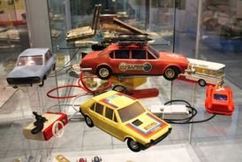 Sbírka, jejíž základem byly panenky, se postupně rozšířila například i o autíčka.