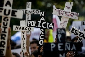 Mexičané demonstrující kvůli případu unesených studentů.