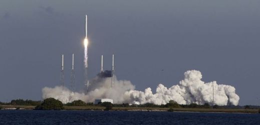 SpaceX se poprvé pokusí o přesné přistání prvního stupně Falconu 9.