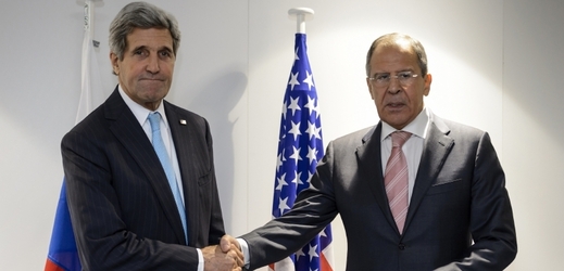 Šéf ruské diplomacie Sergej Lavrov (vpravo) se svým americkým protějškem Johnem Kerrym.