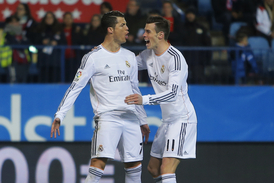 Hvězdy zadluženého Realu Madrid Cristiano Ronaldo a Gareth Bale.