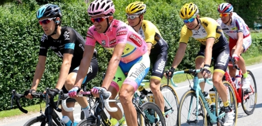 UCI zkontrolovala kolo i hvězdnému Albertu Contadorovi.