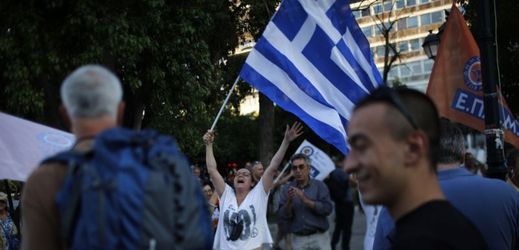 Stoupenci odmítnutí návrhu mezinárodních věřitelů jásají v Aténách poté, co průzkumy ukázaly, že NE zřejmě v referendu zvítězilo.
