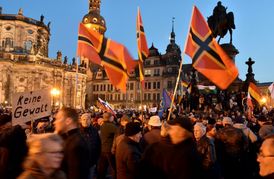 Tisíce příznivců skupiny Pegida protestovaly na náměstí Theaterplatz Drážďanech v Německu.