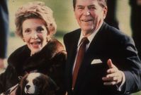 Prezidentský pár Nancy Reaganová a Ronald Reagan se svým psem Rexem.