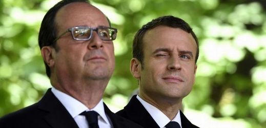 François Hollande (vlevo) a jeho nástupce Emmanuel Macron.