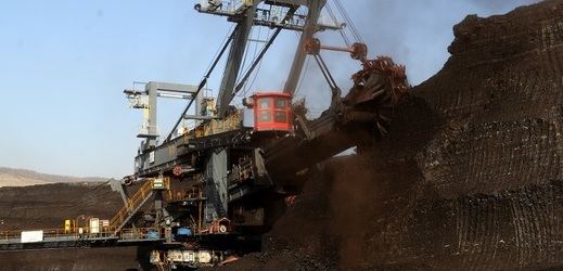 Povrchová těžba na Mostecku.