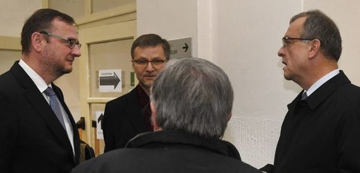 Zleva Petr Nečas, advokát Petr Toman a Miroslav Kalousek.
