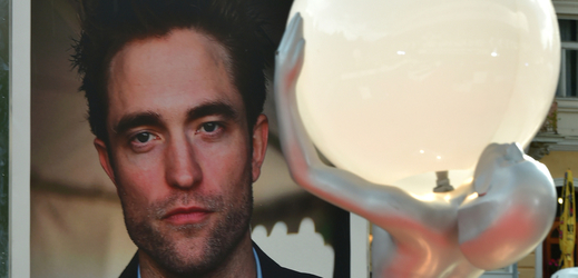 Do varů přijel Robert Pattinson, uvede film a dostane cenu.