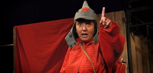 Bára Hrzánová v hlavní roli představení Hrdý Budžes.