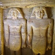 V objevené hrobce je kromě obrazů také 24 soch duchovního a jeho blízkých.