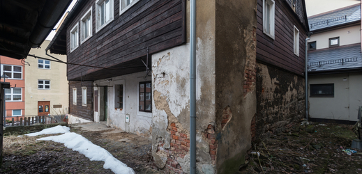 Zchátralá památkově chráněná roubenka v sousedství Sklářského muzea v Novém Boru (na snímku z 20. února 2019) se v rámci projektu Cesta skla dočká rekonstrukce.