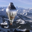 Balon Breitling Orbiter III nad švýcarskými Alpami poté, co v pondělí odstartoval ze švýcarského Chateuax d'Oex ke svému třetímu pokusu o oblet světa bez mezipřistání se Švýcarem Bertrandem Piccardem a Britem Brianem Jonesem na palubě.