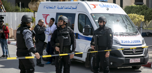 Policisté u ambasády USA v Tunisu. 