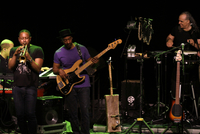 Skupina amerického baskytaristy Marcuse Millera (uprostřed) v pražském klubu Roxy v rámci festivalu Mladí ladí jazz.