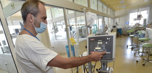 Primář Tomáš Gabrhelík ukazuje přístroj pro mimotělní krevní oběh, který umí u pacientů v těch nejzávažnějších stavech nahradit funkci plic a srdce.