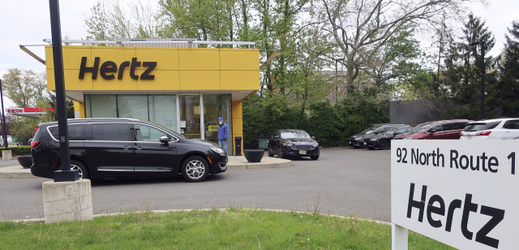 Půjčovna aut Hertz.