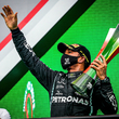 Pilot formule 1 Lewis Hamilton slaví další vítězství.