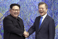 Vůdce KLDR Kim Čong-un a jihokorejský prezident Mun Če-in.