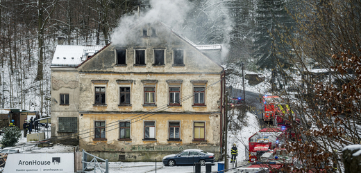 Hasiči zasahují 27. ledna 2022 u požáru po výbuchu v třípatrovém domě na okraji Liberce v Kateřinkách.