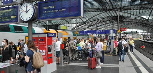 Cestující čekají na nástupišti vlakového nádraží v Berlíně, 30. června 2022. Už měsíc mohou lidé v Německu jezdit po celé zemi regionální dopravou za měsíční cenu devět eur. Levná jízdenka je populární, vlaky jsou ale často přeplněné.