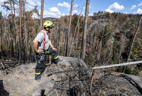 Pohled hasiče na část národního parku České Švýcarsko, kterou zachvátily plameny.