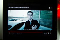 Na této fotce v úterý 25. července 2017 tablet ukazuje archivní záběry z YouTube z pondělí 2. srpna 2015 s Jevgenijem Nikulinem po závodě Lamborghini Huracan mimo Moskvu v Rusku. 