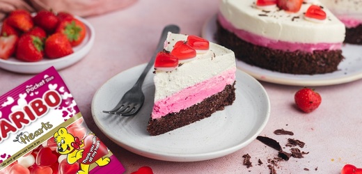 Tříbarevný valentýnský dortík něžný jako sama láska.
