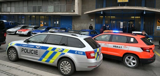 Policejní a hasičské auto před hlavní poštou v Brně, 6. února 2023. Důvodem je oznámení o bombě.