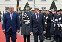 Německý prezident Frank-Walter Steinmeier (vlevo) přijal s vojenskými poctami nového českého prezidenta Petra Pavla na návštěvě Německa, 21. března 2023, Berlín.