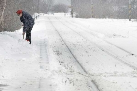 Rekordní sněhová nadílka zpozdila v lednu téměř 15 procent vlaků.